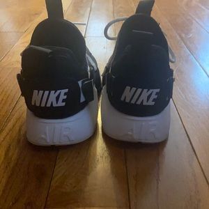 Women’s shoe size 9 Nike air huarache lightly wore no stains or holes